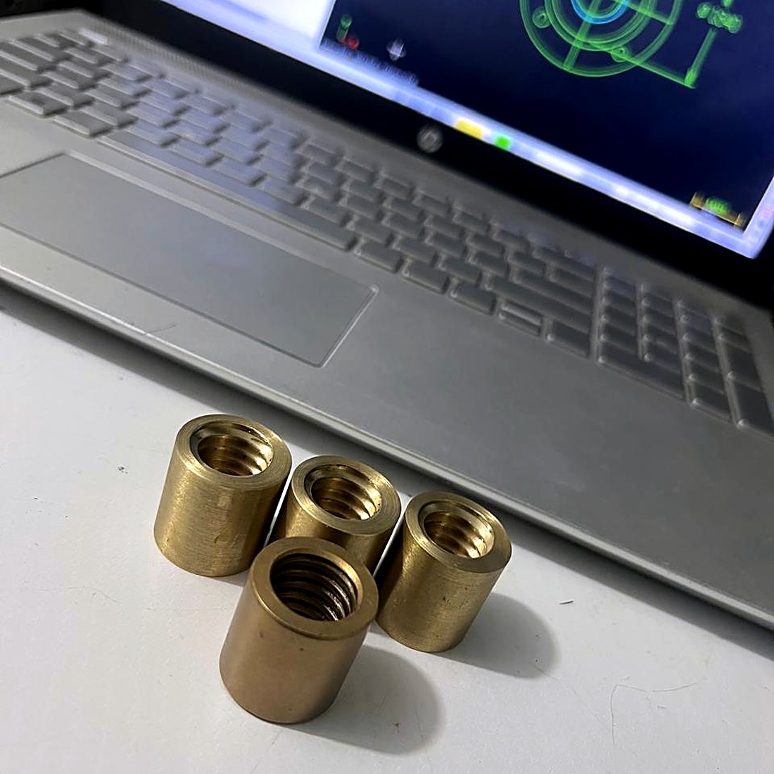 Bujes de latón bajo plano